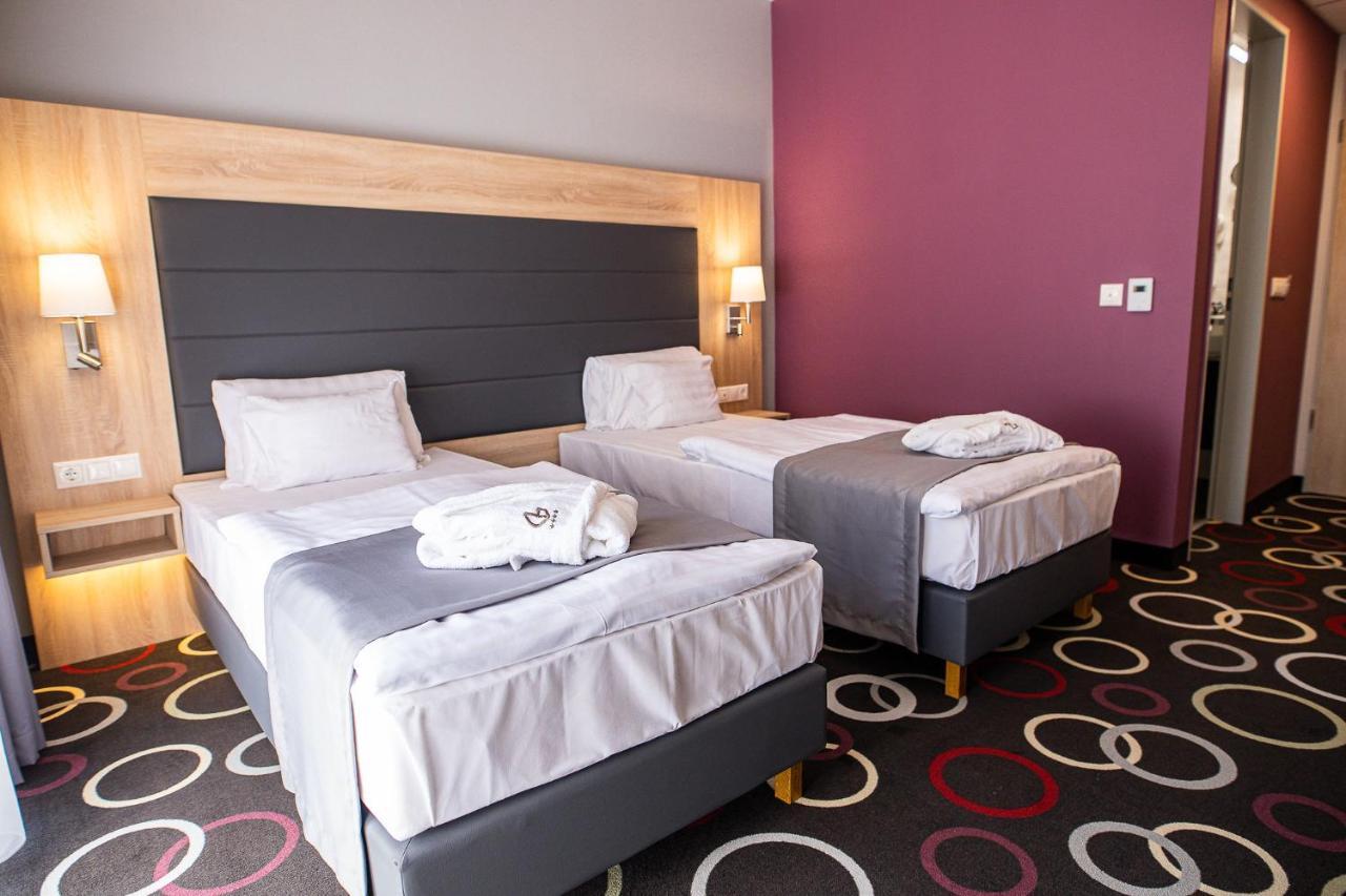 Garden Hotel Wellness Es Konferencia Сольнок Экстерьер фото