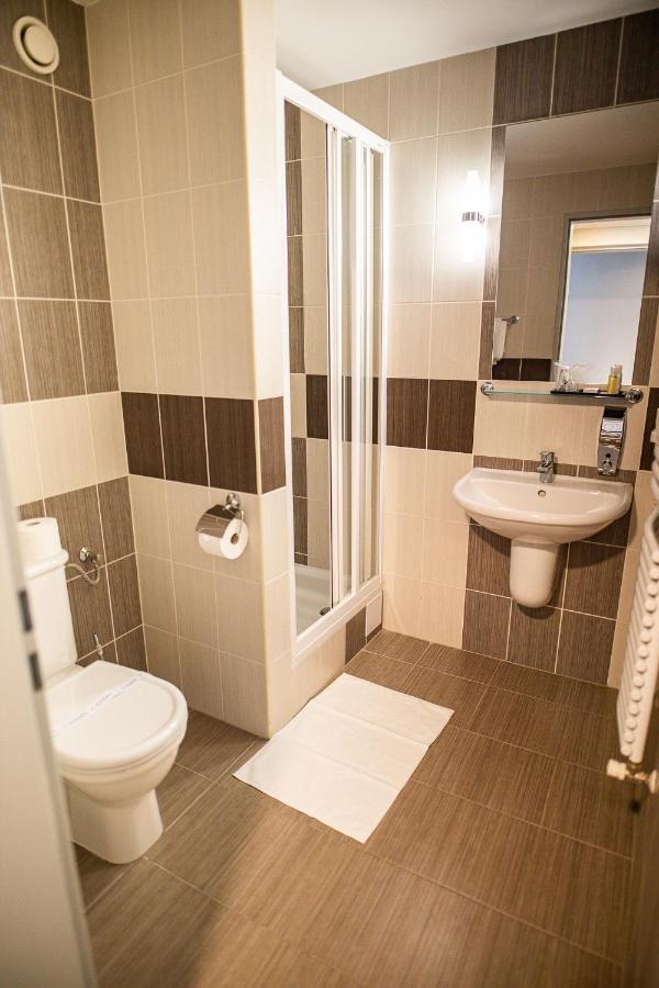 Garden Hotel Wellness Es Konferencia Сольнок Экстерьер фото