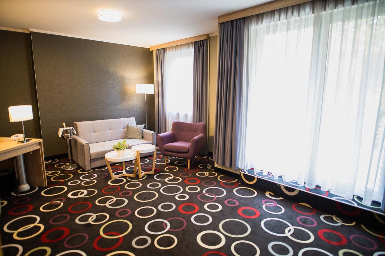 Garden Hotel Wellness Es Konferencia Сольнок Экстерьер фото