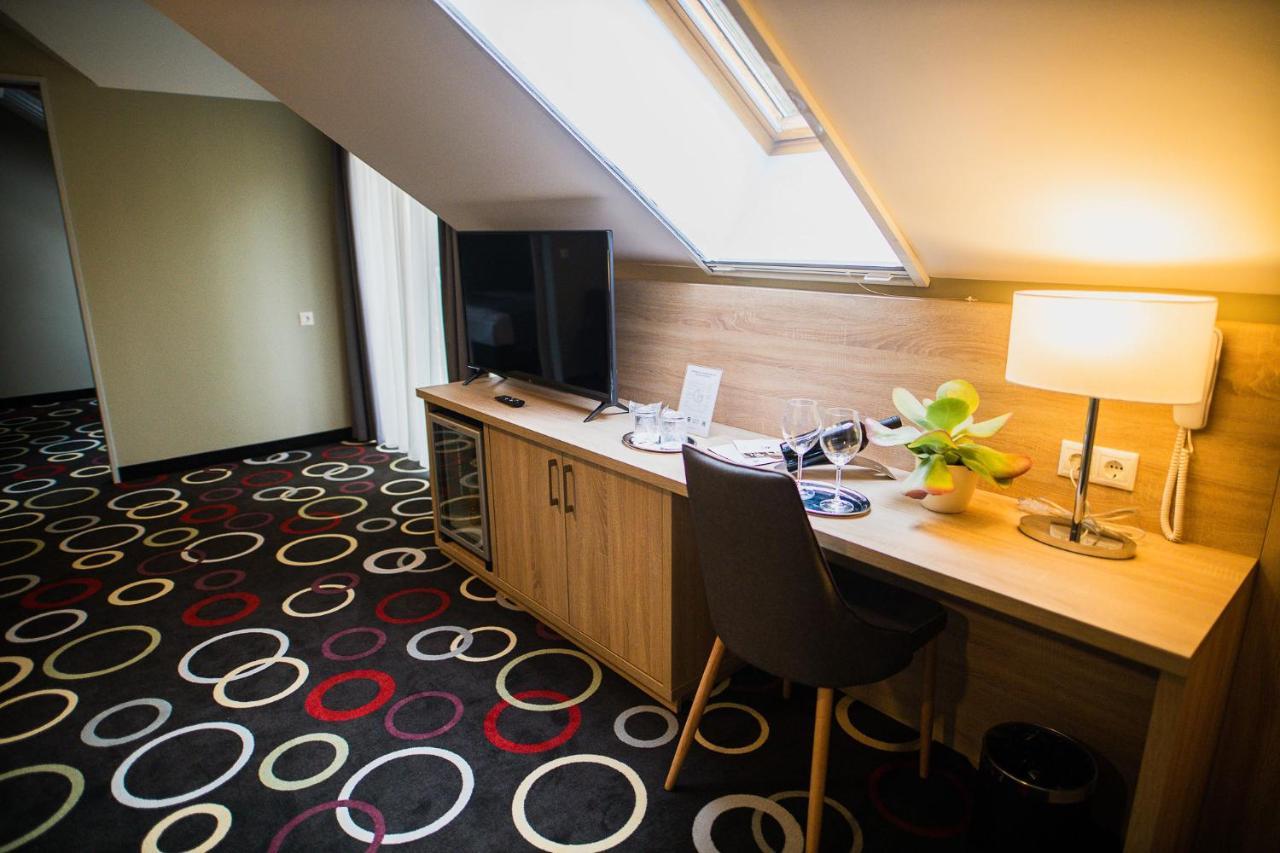 Garden Hotel Wellness Es Konferencia Сольнок Экстерьер фото