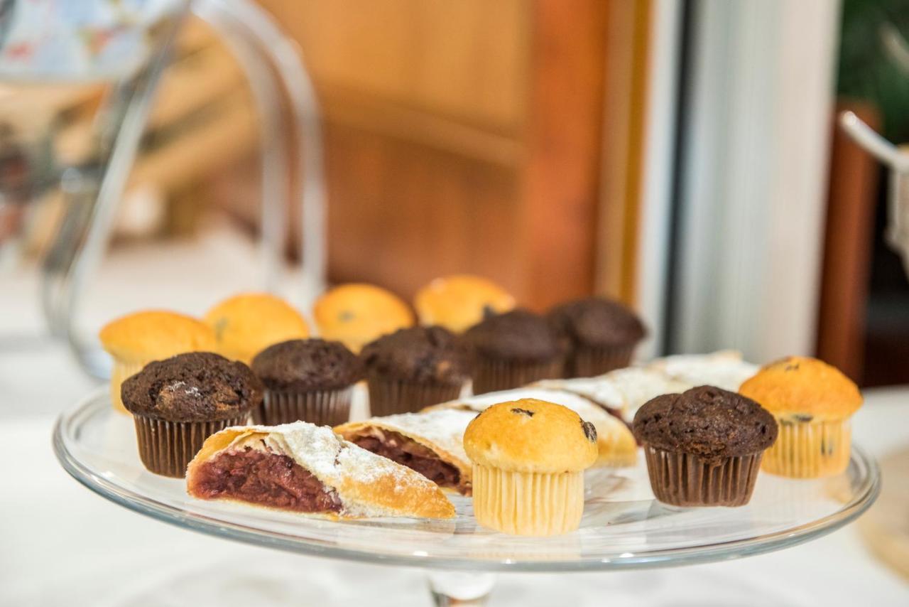 Garden Hotel Wellness Es Konferencia Сольнок Экстерьер фото