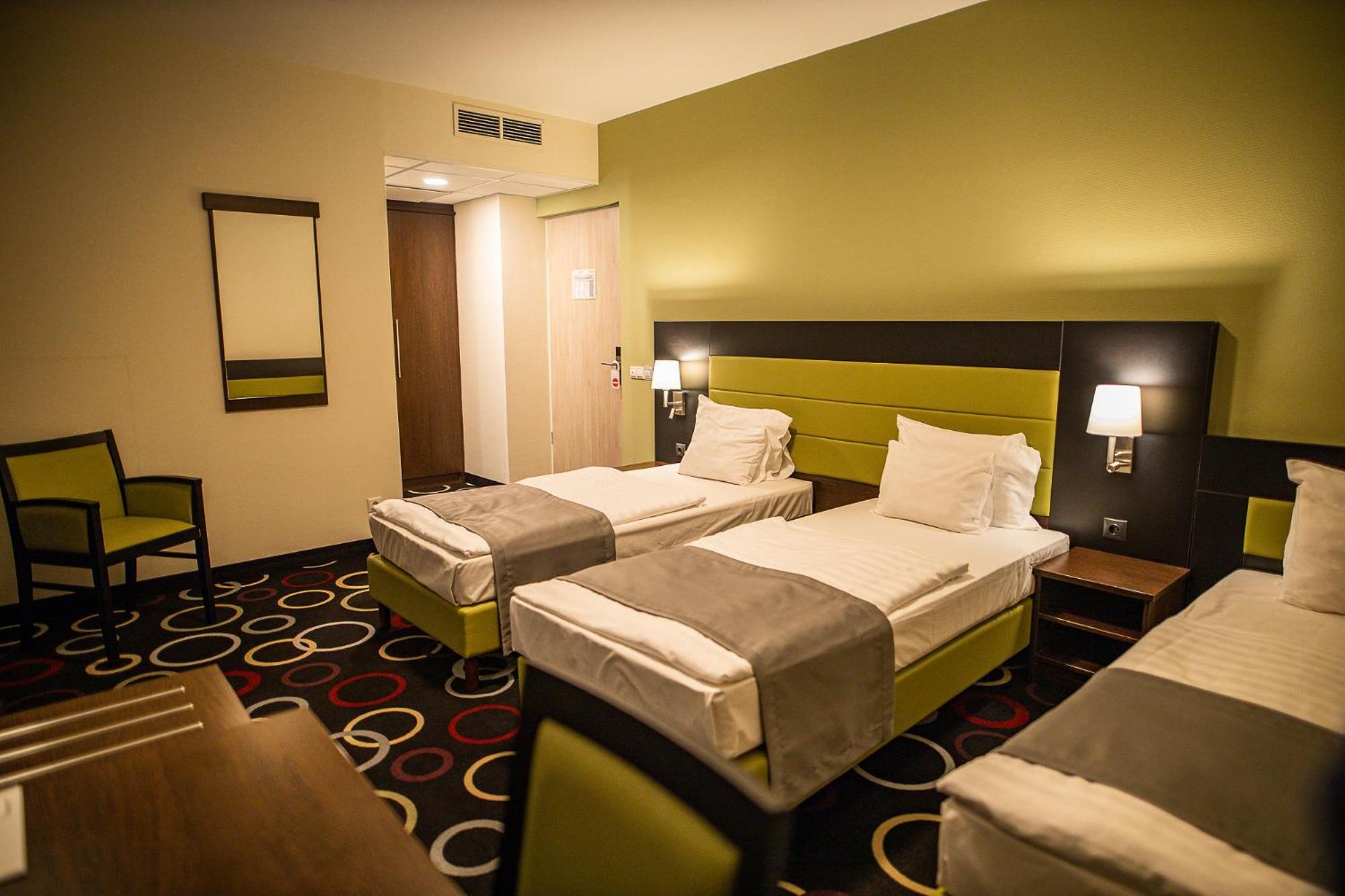 Garden Hotel Wellness Es Konferencia Сольнок Экстерьер фото