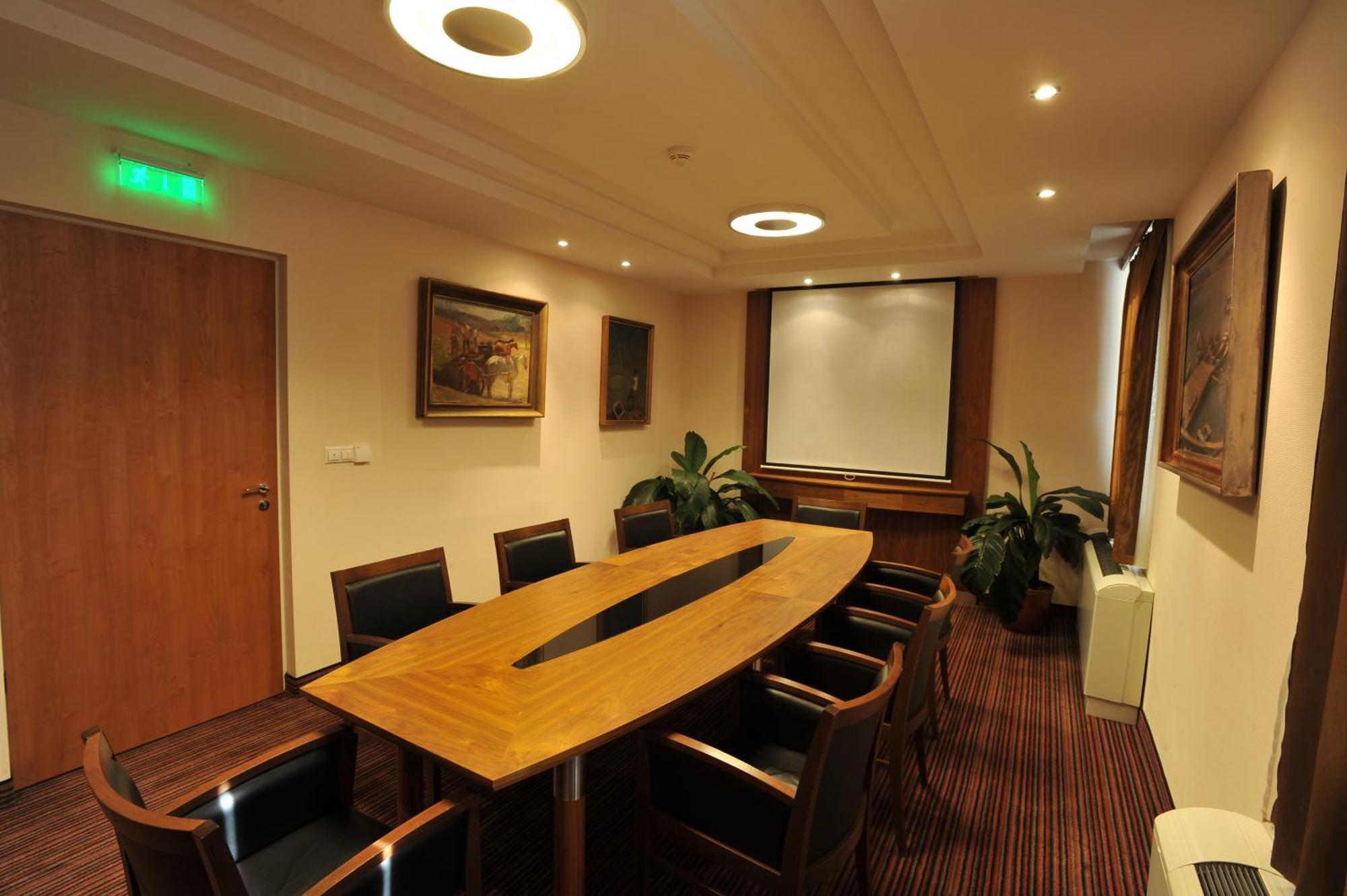 Garden Hotel Wellness Es Konferencia Сольнок Экстерьер фото