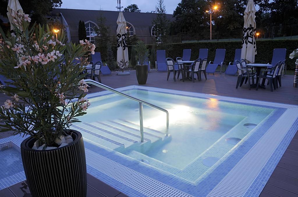 Garden Hotel Wellness Es Konferencia Сольнок Экстерьер фото