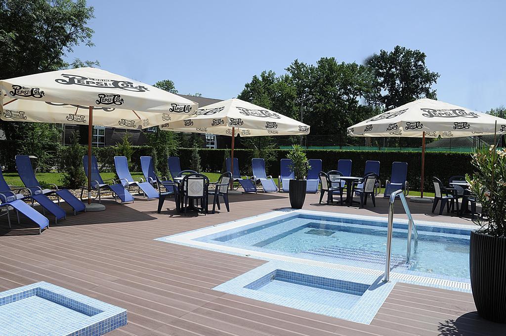 Garden Hotel Wellness Es Konferencia Сольнок Экстерьер фото