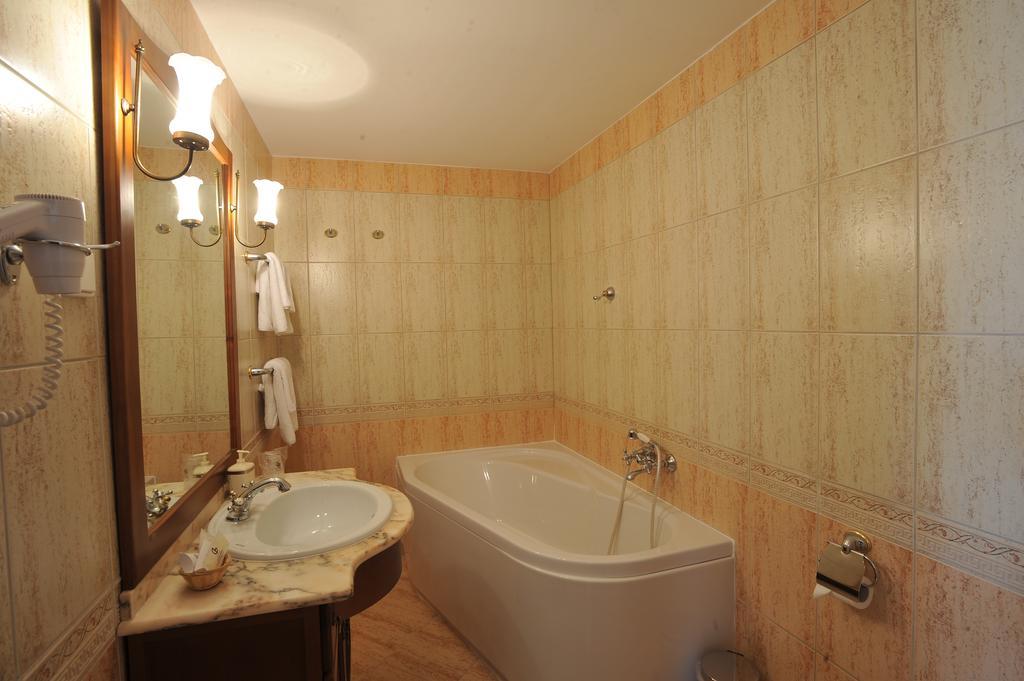 Garden Hotel Wellness Es Konferencia Сольнок Экстерьер фото
