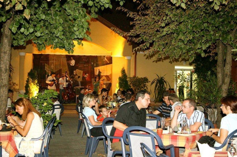 Garden Hotel Wellness Es Konferencia Сольнок Ресторан фото