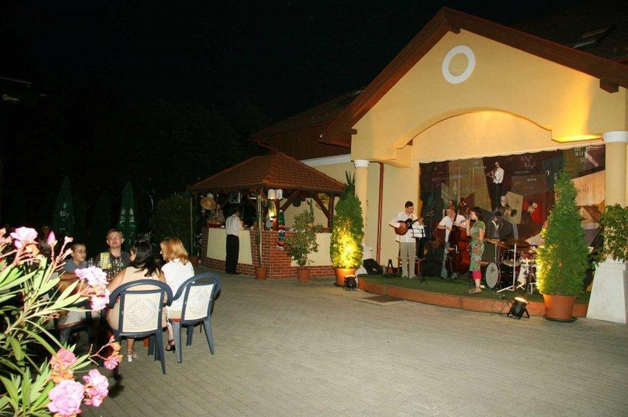 Garden Hotel Wellness Es Konferencia Сольнок Ресторан фото