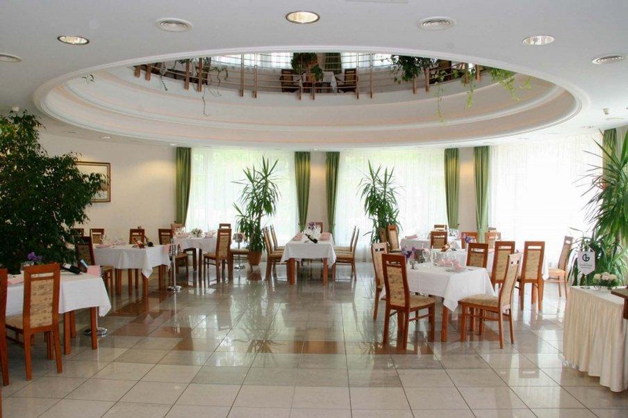 Garden Hotel Wellness Es Konferencia Сольнок Ресторан фото