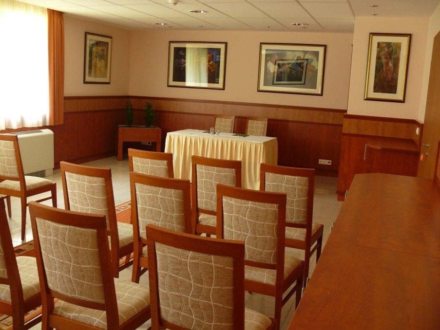 Garden Hotel Wellness Es Konferencia Сольнок Бизнес фото