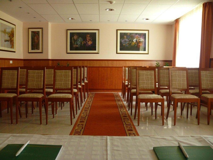 Garden Hotel Wellness Es Konferencia Сольнок Удобства фото