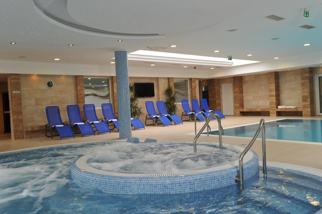 Garden Hotel Wellness Es Konferencia Сольнок Экстерьер фото