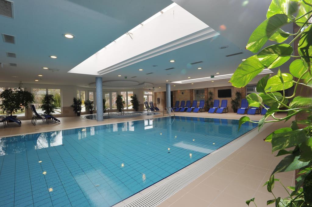 Garden Hotel Wellness Es Konferencia Сольнок Экстерьер фото