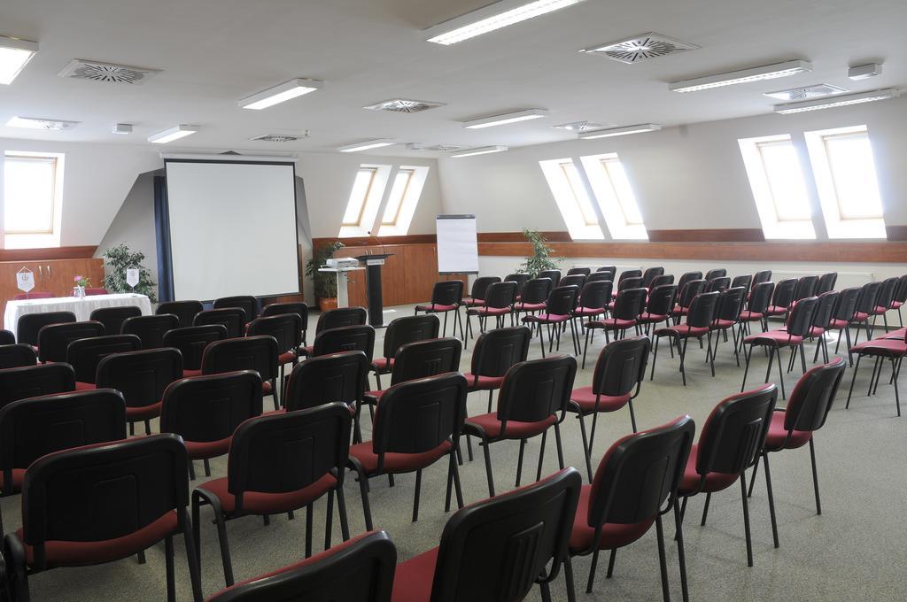 Garden Hotel Wellness Es Konferencia Сольнок Экстерьер фото
