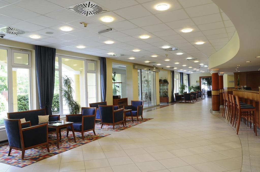 Garden Hotel Wellness Es Konferencia Сольнок Экстерьер фото