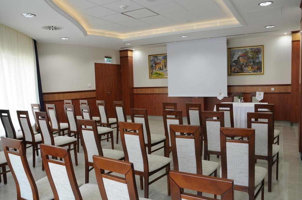 Garden Hotel Wellness Es Konferencia Сольнок Экстерьер фото