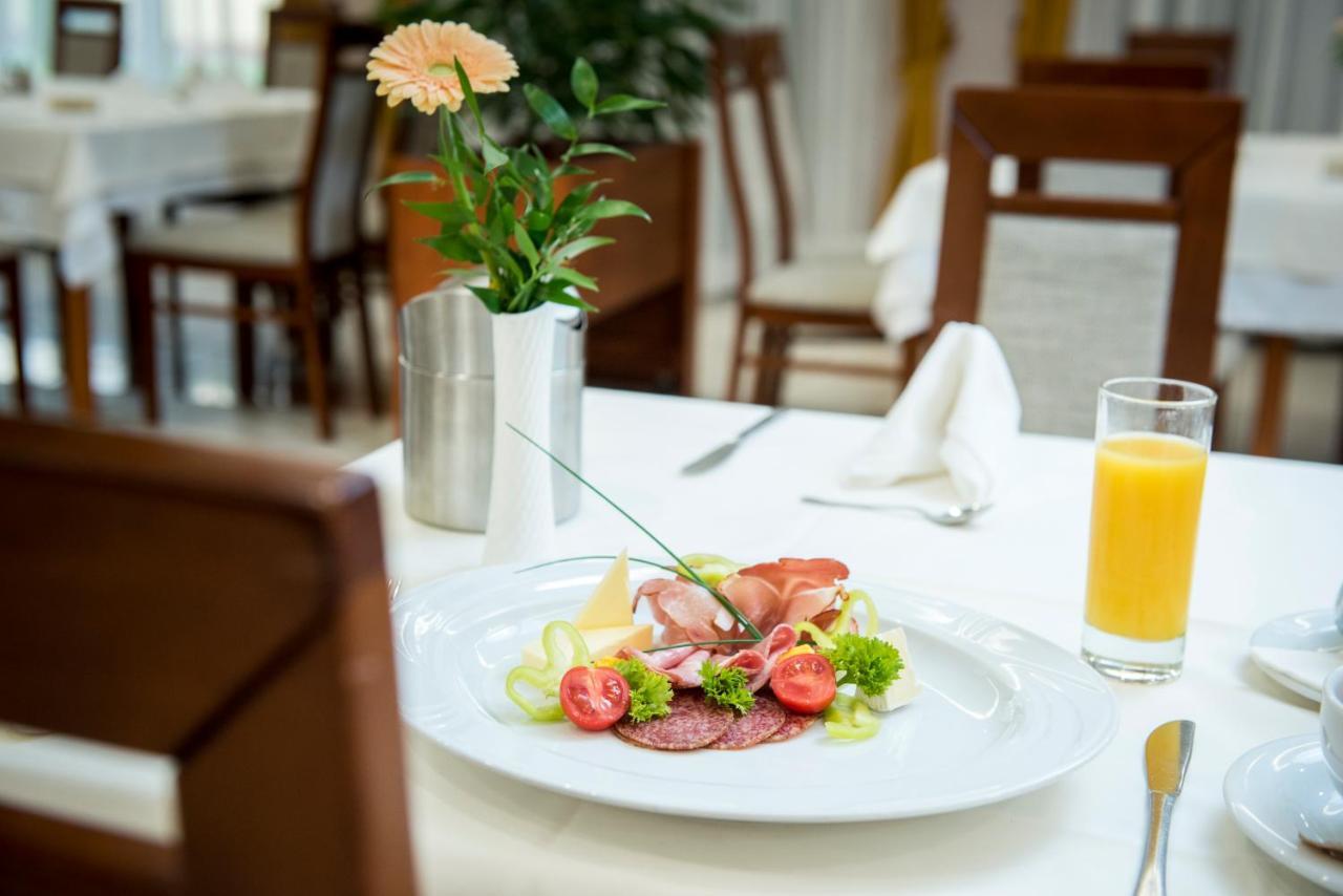 Garden Hotel Wellness Es Konferencia Сольнок Экстерьер фото