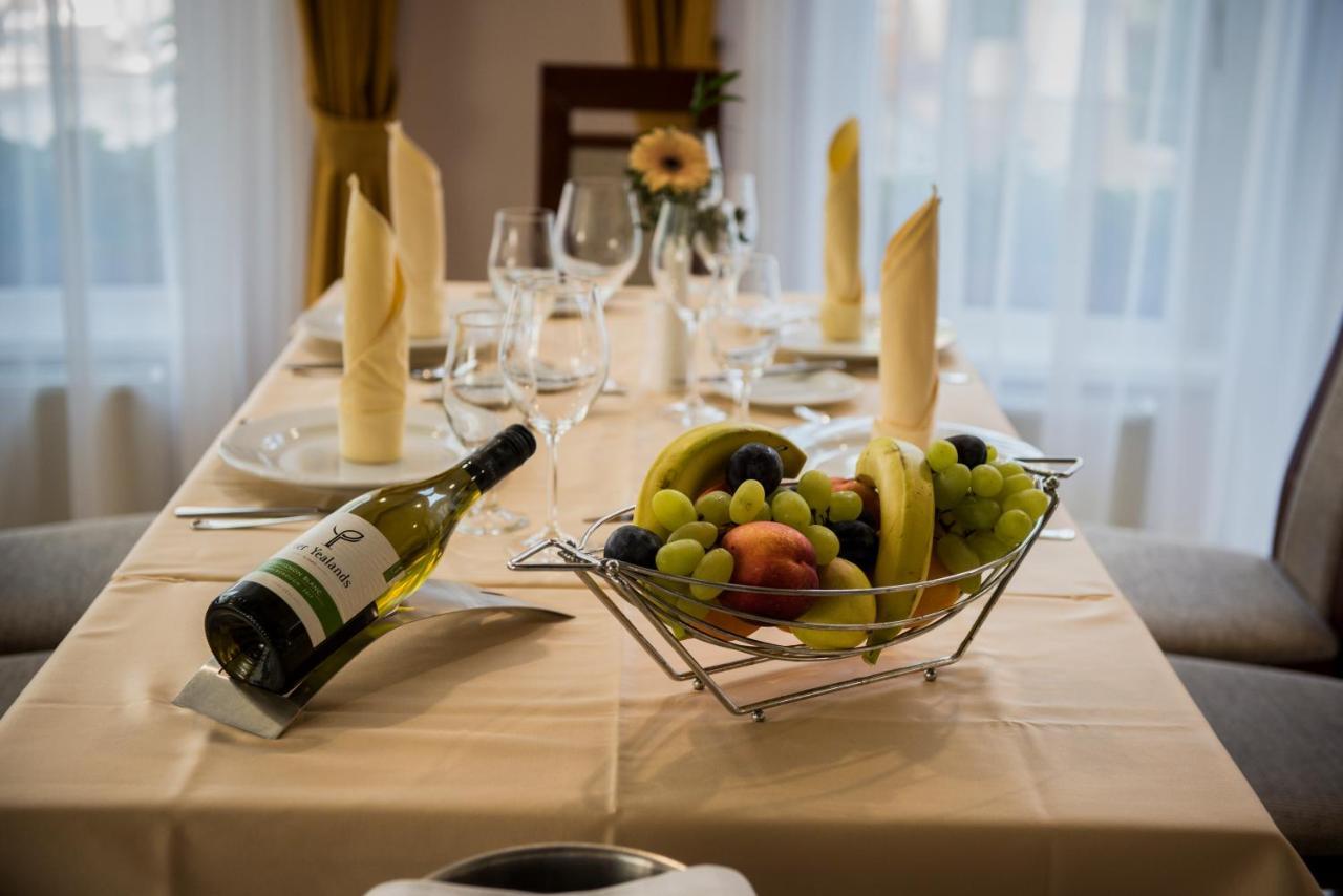 Garden Hotel Wellness Es Konferencia Сольнок Экстерьер фото