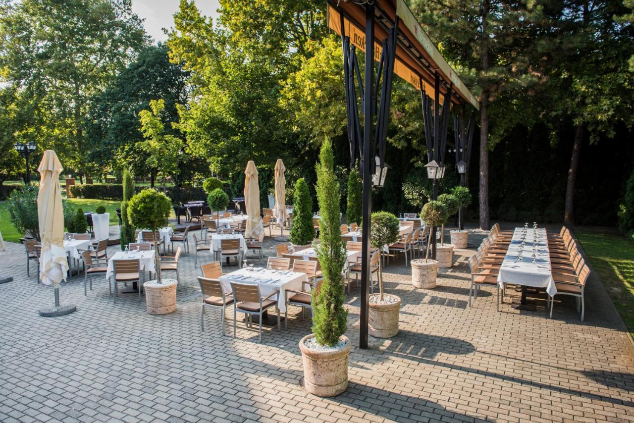 Garden Hotel Wellness Es Konferencia Сольнок Экстерьер фото